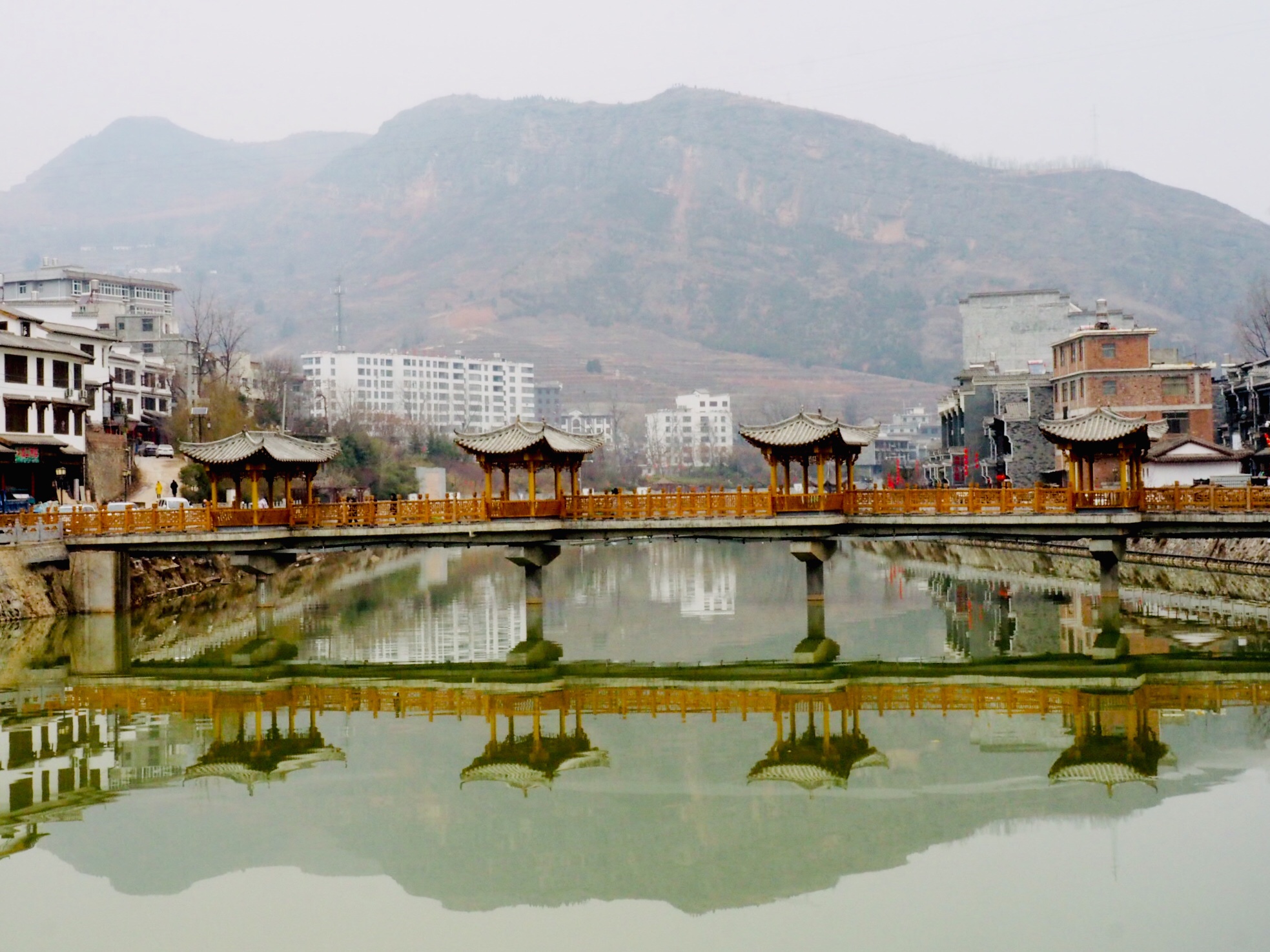 漫川關古鎮位于陜西省商洛市山陽縣東南,該鎮歷史悠久.域內名勝古跡眾