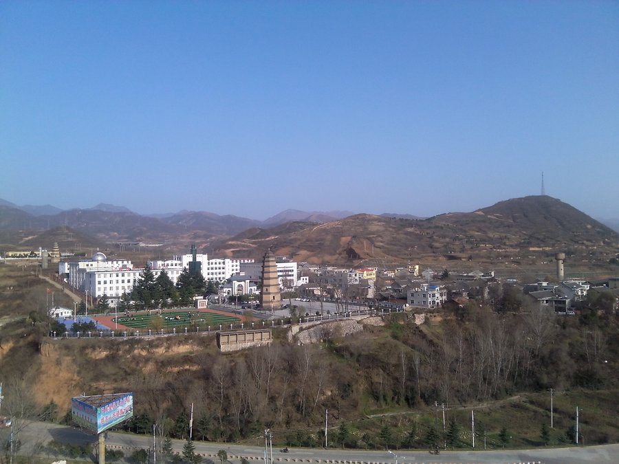 【遠處眺望:商洛東龍山明代古塔攝影圖片】紀實