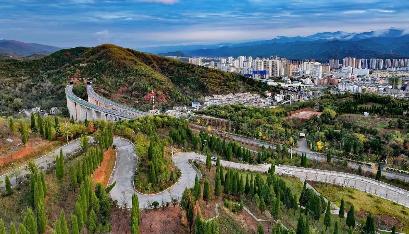 發源于秦嶺東麓,流經商洛市三縣后注于